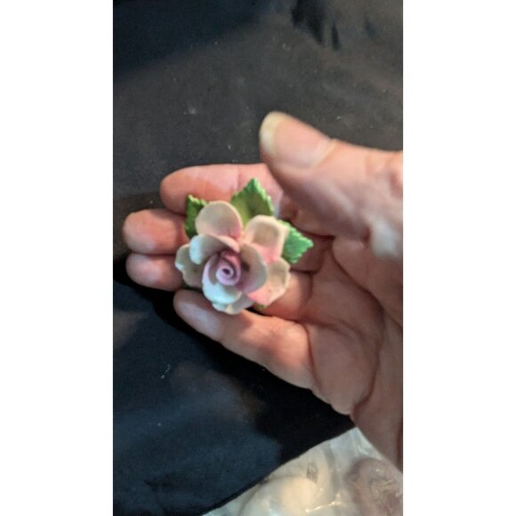 Hand-Painted Porcelain Rose Pin Brooch Pink Green Floral Design Made in England - Picture 2 of 6